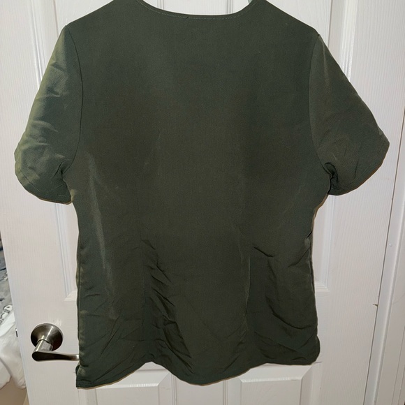 FIGS Moss Scrub Top size L - Picture 2 of 3